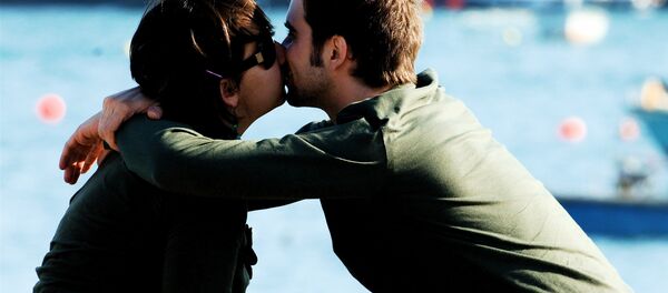 Hombre y mujer besándose Hombre y mujer besándose - Sputnik Mundo