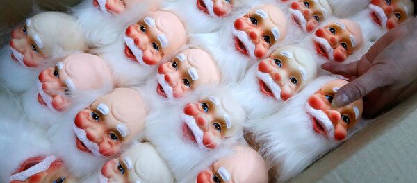 Un empleado acomoda los juguetes de Ded Moroz, equivalente ruso de Santa Claus - Sputnik Mundo
