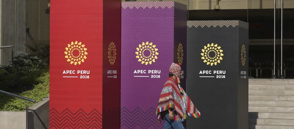 A man dressed in traditional Andean clothes walks past the logo of the APEC 2016 summit in Lima, Peru, Wednesday, Nov. 16, 2016. - Sputnik Mundo