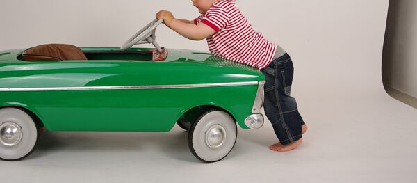 Un niño con un coche - Sputnik Mundo