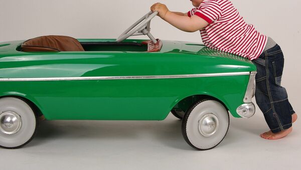 Un niño con un coche - Sputnik Mundo
