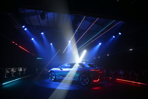 Doble de belleza: María Sharápova, entre las novedades del salón automovilístico - Sputnik Mundo