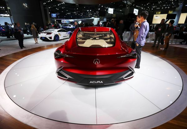 Doble de belleza: María Sharápova, entre las novedades del salón automovilístico - Sputnik Mundo