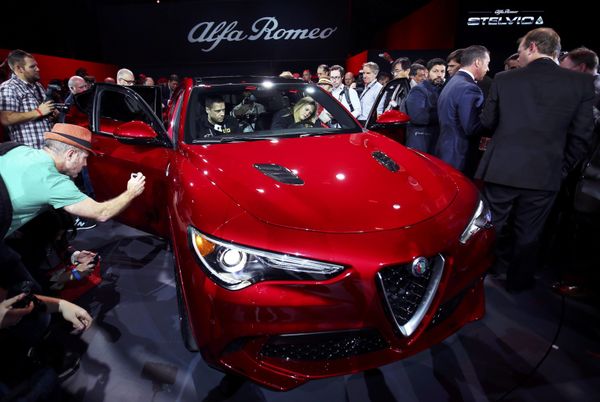 Doble de belleza: María Sharápova, entre las novedades del salón automovilístico - Sputnik Mundo