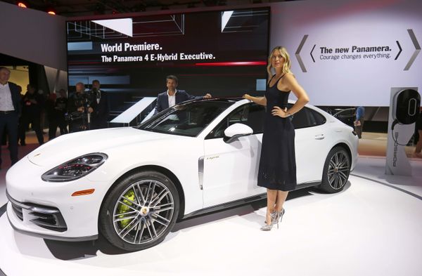 Doble de belleza: María Sharápova, entre las novedades del salón automovilístico - Sputnik Mundo
