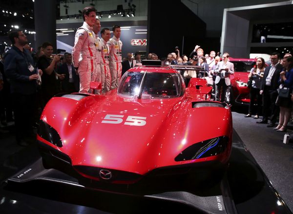 Doble de belleza: María Sharápova, entre las novedades del salón automovilístico - Sputnik Mundo