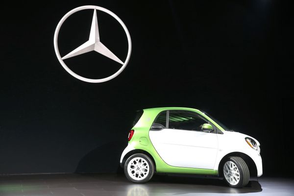 Doble de belleza: María Sharápova, entre las novedades del salón automovilístico - Sputnik Mundo