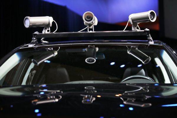 Doble de belleza: María Sharápova, entre las novedades del salón automovilístico - Sputnik Mundo