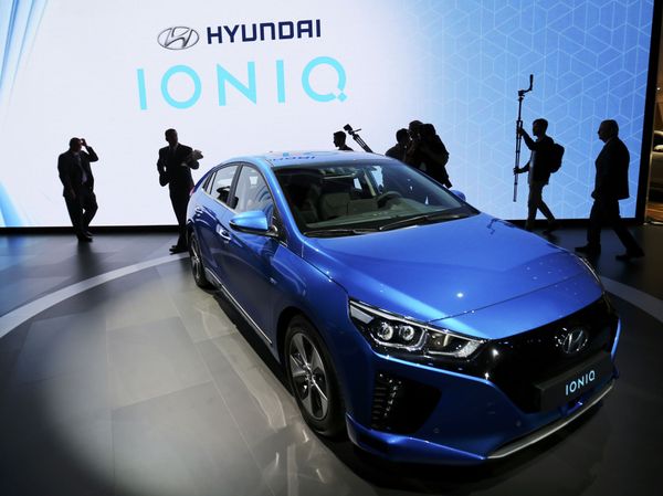 Doble de belleza: María Sharápova, entre las novedades del salón automovilístico - Sputnik Mundo