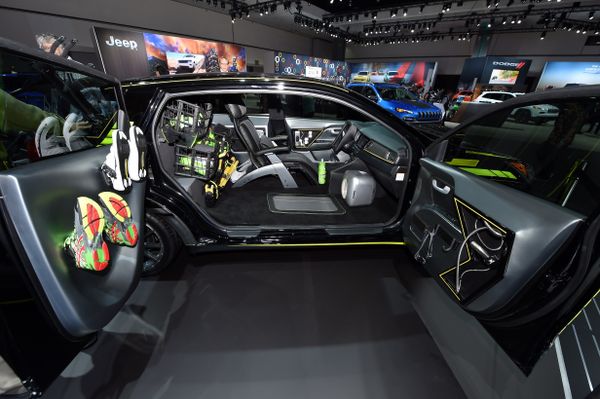 Doble de belleza: María Sharápova, entre las novedades del salón automovilístico - Sputnik Mundo