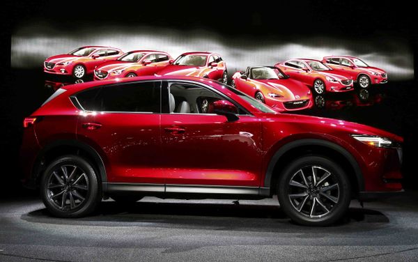 Doble de belleza: María Sharápova, entre las novedades del salón automovilístico - Sputnik Mundo