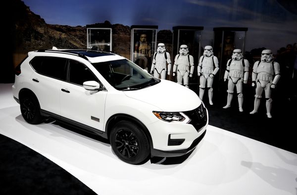 Doble de belleza: María Sharápova, entre las novedades del salón automovilístico - Sputnik Mundo