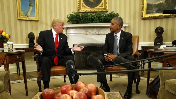 U.S. President Barack Obama meets with President-elect Donald Trump (L) to discuss transition plans in the White House Oval Office in Washington, U.S. - Sputnik Mundo