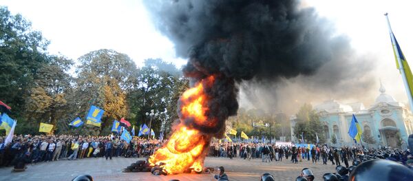 Manifestantes ucranianos enfrente del edificio de la Rada en 2014 - Sputnik Mundo