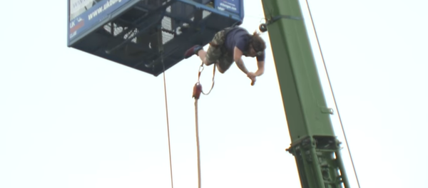 Placer extremo: un hombre se tira desde 70 metros para mojar su galleta en té - Sputnik Mundo