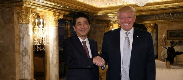 Shinzo Abe, primer ministro de Japón, y Donald Trump, presidente de EEUU - Sputnik Mundo