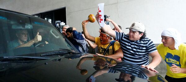 Manifestantes festejan la entrada del exgobernador de Río en la cárcel - Sputnik Mundo