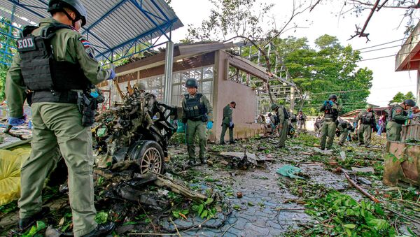 Military personnel inspect the site of a bomb attack at Yaring district, which injured five local residents according to local media, in the troubled southern province of Pattani, Thailand Military personnel inspect the site of a bomb attack at Yaring district, which injured five local residents according to local media, in the troubled southern province of Pattani, Thailand - Sputnik Mundo