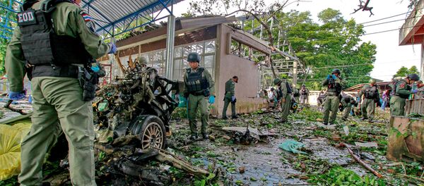 Military personnel inspect the site of a bomb attack at Yaring district, which injured five local residents according to local media, in the troubled southern province of Pattani, Thailand Military personnel inspect the site of a bomb attack at Yaring district, which injured five local residents according to local media, in the troubled southern province of Pattani, Thailand - Sputnik Mundo