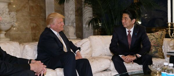 Donald Trump, presidente de EEUU, junto a Shinzo Abe, primer ministro de Japón - Sputnik Mundo