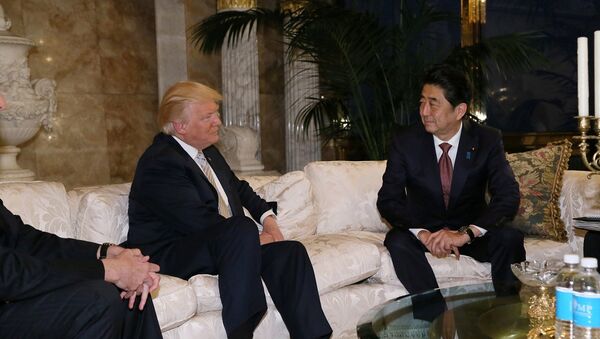 Donald Trump, presidente de EEUU, junto a Shinzo Abe, primer ministro de Japón - Sputnik Mundo