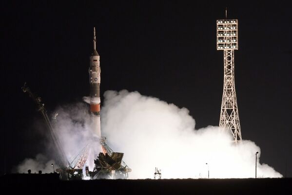 Hasta la vista, Tierra: el lanzamiento de la Soyuz con la nueva tripulación de la EEI - Sputnik Mundo