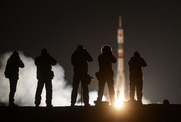 Hasta la vista, Tierra: el lanzamiento de la Soyuz con la nueva tripulación de la EEI - Sputnik Mundo