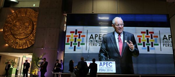 Pedro Pablo Kuczynski, el presidente de Perú, durante su plática en APEC Pedro Pablo Kuczynski, el presidente de Perú, durante su plática en APEC - Sputnik Mundo