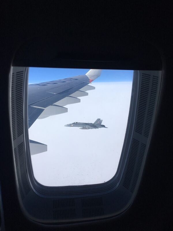 Dos cazas F-18 suizos se aproximan al avión gubernamental de Rusia - Sputnik Mundo