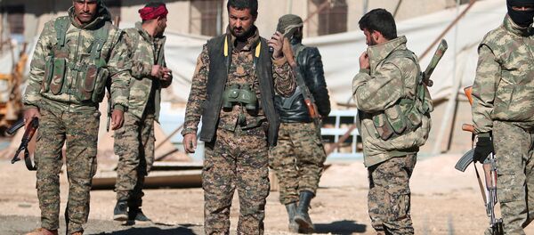 Syria Democratic Forces (SDF) fighters gather near the town of Tel al-Saman in the northern rural area of Raqqa, Syria November 17, 2016. REUTERS/Rodi Said - Sputnik Mundo