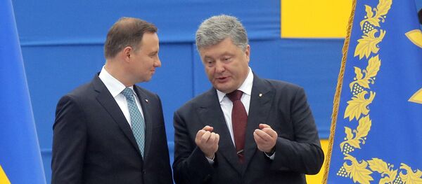 Presidente de Polonia, Andrzej Duda, y el presidente de Ucrania, Petró Poroshenko Presidente de Polonia, Andrzej Duda, y el presidente de Ucrania, Petró Poroshenko - Sputnik Mundo