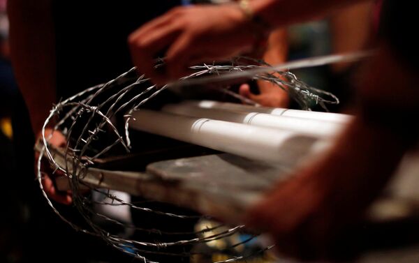 Tubos fluorescentes envueltos en alambre de púas utilizados en la luchas extremas - Sputnik Mundo