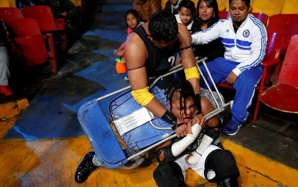 El luchador Gio Malkriado utiliza una silla durante una lucha contra Ciclope - Sputnik Mundo
