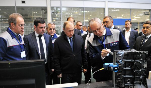 Vladimir Putin visita la Planta de Motores de Yaroslavl  - Sputnik Mundo
