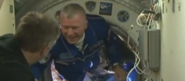 Besos y abrazos: Cómo acogen a una nueva tripulación en la Estación Espacial Internacional - Sputnik Mundo