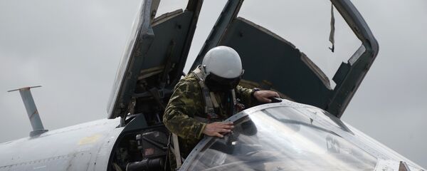 Un piloto del Tu-95MS de las Fuerzas Aeroespaciales de Rusia en la base aérea de Hmeymim en Siria - Sputnik Mundo