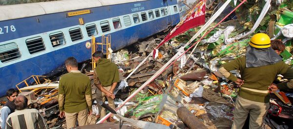 Labores de rescate en el lugar del descarrilamiento de un tren en la India - Sputnik Mundo