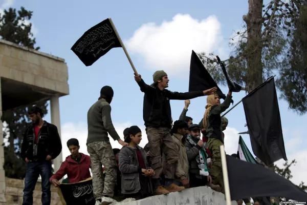 Combatientes del Ejercito Libre Sirio, respaldado por EEUU, y Frente Al Nusra celebran juntos en la localidad de Maarat an-Numan, provincia de Idlib, Siria, 11 de marzo de 2016 Combatientes del Ejercito Libre Sirio, respaldado por EEUU, y Frente Al Nusra celebran juntos en la localidad de Maarat an-Numan, provincia de Idlib, Siria, 11 de marzo de 2016 - Sputnik Mundo