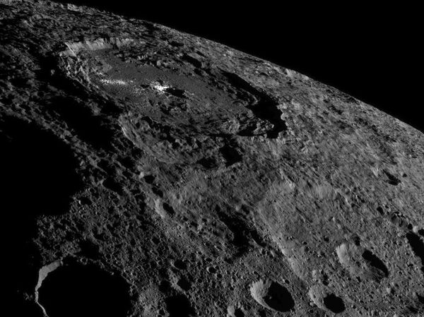 El cráter Occator en el planeta enano Ceres - Sputnik Mundo