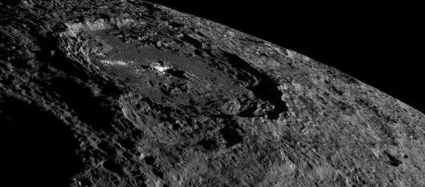 El cráter Occator en el planeta enano Ceres - Sputnik Mundo