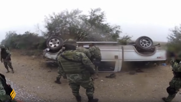 Impactante cruce de balas en México - Sputnik Mundo