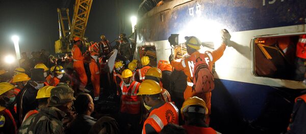 Labores de rescate en el lugar del descarrilamiento de un tren en la India - Sputnik Mundo
