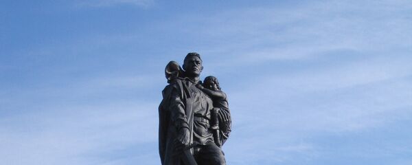 Monumento a los soldados soviéticos en Berlín, conocido como El Guerrero Libertador, que honra a todos los fallecidos en la lucha contra el nazismo - Sputnik Mundo