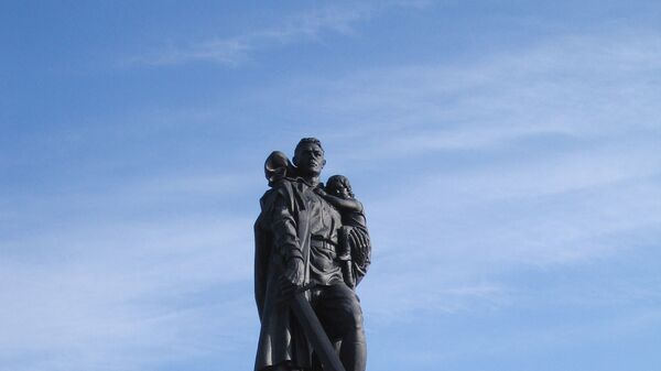 Monumento a los soldados soviéticos en Berlín, conocido como El Guerrero Libertador, que honra a todos los fallecidos en la lucha contra el nazismo - Sputnik Mundo