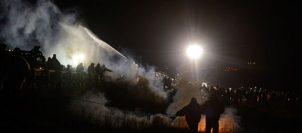 Policía usa cañones de agua contra los manifestantes en Dakota - Sputnik Mundo