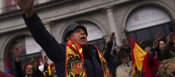 Fascistas y partidarios de la extrema derecha en el acto de conmemoración del 41º aniversario de la muerte de Francisco Franco - Sputnik Mundo
