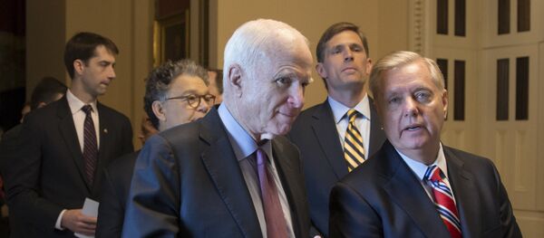 Senador John McCain y senador Lindsey Graham - Sputnik Mundo