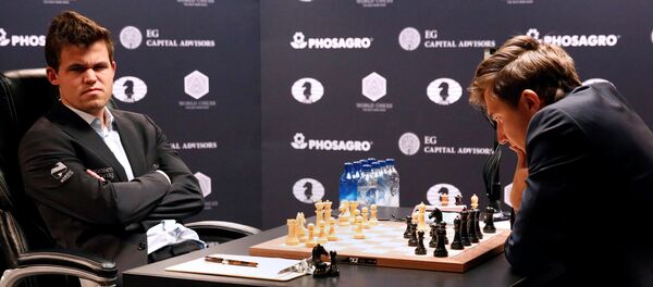 Ajedrecistas Magnus Carlsen, de Noruega, y Serguéi Kariakin, de Rusia - Sputnik Mundo