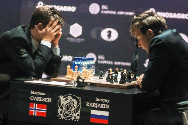 Ajedrecistas Magnus Carlsen, de Noruega, y Serguéi Kariakin, de Rusia - Sputnik Mundo