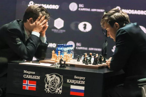 Ajedrecistas Magnus Carlsen, de Noruega, y Serguéi Kariakin, de Rusia Ajedrecistas Magnus Carlsen, de Noruega, y Serguéi Kariakin, de Rusia - Sputnik Mundo